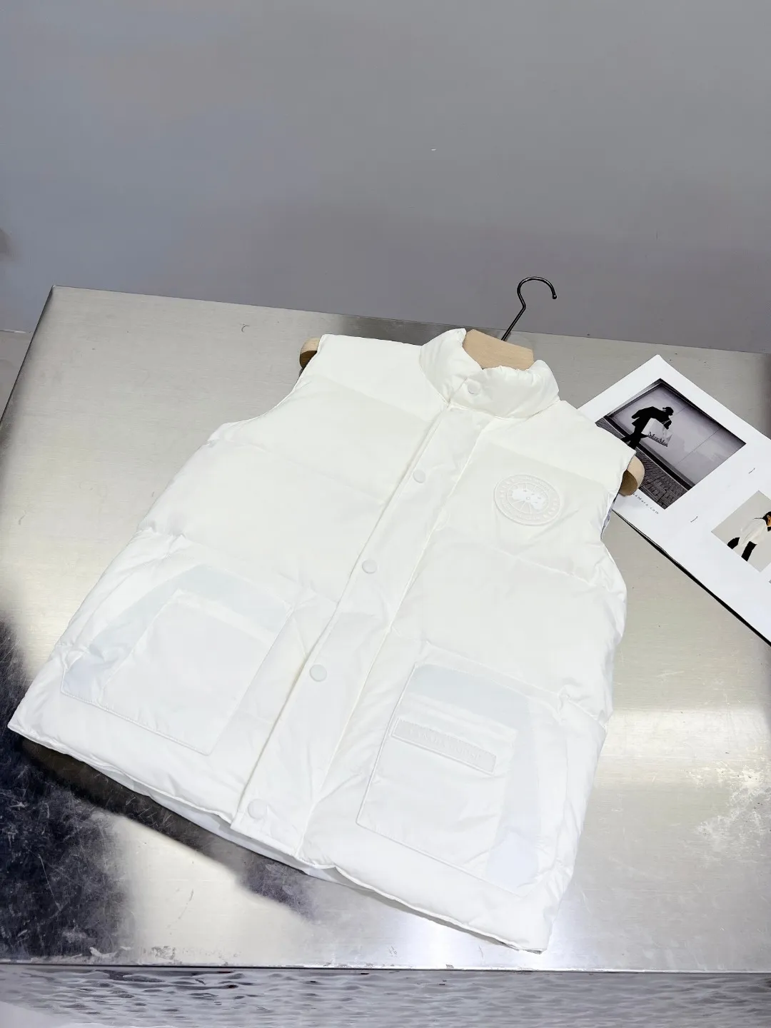 P480 𝗖𝗔𝗡𝗔𝗗𝗔 𝗚𝗢𝗢𝗦𝗘/Canada Goose White Label Glacier Vest Down Jacket Freestyle Vest THEICON This excellent down-filled vest can be freely layered with a variety of clothes, making it a favorite during the changing seasons. It's classic, versatile and provides excellent warmth. The Northern Lights capsule collection is reimagined in rich tones inspired by the stunning colors of Canada's north. The Glacial Haze capsule collection is revamped with a striking and layered color palette that evokes the feeling of being caught in the mist surrounding icebergs and glaciers. The top original replica version refers to the highest version in China (there is no one) (it is a piece of craftsmanship to make a piece of clothing that is ZP when placed in the counter) 1⃣ Made of original custom-made double plain 9500-100% nylon nylon fabric, windproof, waterproof and stain-resistant 2⃣ Filled with national standard Guangzhou Inspection white duck down, the amount of down is more than twice that of ordinary goods.  3⃣The zipper is customized from Yoshida YKK factory, with clear engraving and perfect and smooth texture. 4⃣Collar label, armband, back label, hangtag, complete anti-counterfeiting mark. Color: black, white, mood blue, melted water blue, graphite gray, purple. Size: XS S M L XL XXL